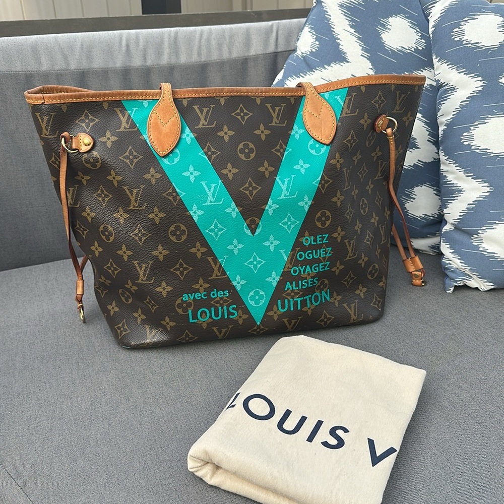 Louis Vuitton V neverfull tote blue